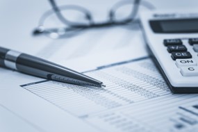 Estimation of the market risk premium and its relationship to the risk free rate in the context of regulation of electricity and gas energy networks